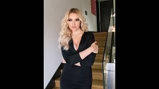 Cesaretiyle dikkat çeken Hadise, göğüs dekolteli pozuyla nefes kesiyor