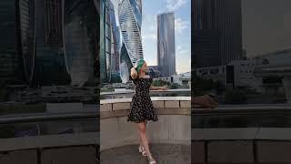 Красотка-Лера позирует на нашей фотосессии. Готовимся к подъёму на крышу.