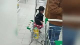 Как Нурайлым делала покупки. Baby does shopping.
