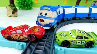 Coches infantiles en la pista de carreras. Juguete Rayo McQueen en español. Youtube para niños.