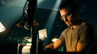 Arrow 1x01 - Oliver Sets Up the Arrow Cave