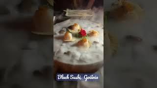 Классная подача блюда. Black Sushi. Goiania. Brazil.