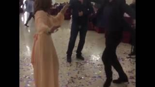 Красивая девушка зажигает лезгинку