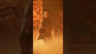 Why did the Elder Predator give the pistol to the LAPD officer in Predator 2?