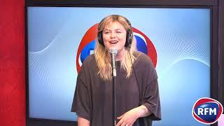 Louane interprète "Aimer à Mort" dans le studio RFM !