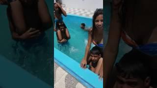 Brincadeira na piscina