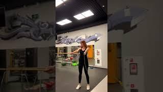 Учимся прыгать на скакалке с подругой Learning to jump rope with a friend