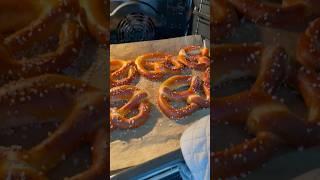 Laugenbrezel Ofenfrisch ￼￼ #einfach #lecker #foryou #fürdich #kochen #5minute #bayern