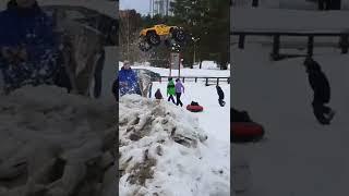 Прыжок На Радиуоправляемом Монстре 1/5 Масштаба Traxxas X-Maxx