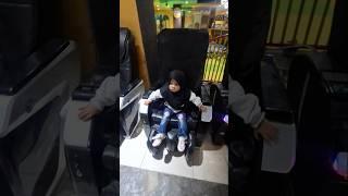 Adilah lagi duduk di kursi pijat