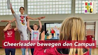 Cheerleader bewegen den Campus