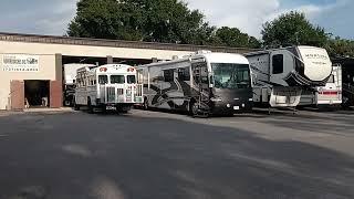 Waiting for Sun @clearwatermotorcoachesinc15 #buslife #propertylife #nomadlife