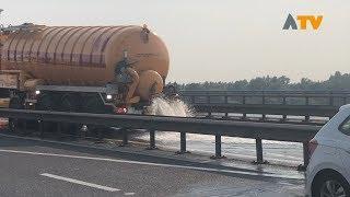 Tankwagens vol met water koelen Merwedebrug af - Altena TV