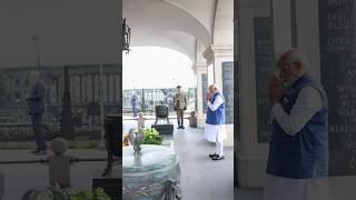 PM Modi lays a wreath at Tomb of the Unknown Soldier in Warsaw, Poland | #shorts