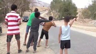 Children begging for food due to the earthquake in the absence of any assistance from the state