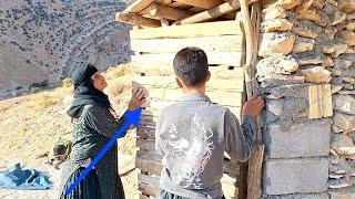 "Grandmother and ceaseless effort: making a cave door using wood and planks"