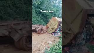 Truk Sampah Bak Terguling Buyar Semua Sampah