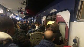 Retraites: Gare du Nord à Paris, les quais du RER D bondés à l'heure de pointe | AFP Images