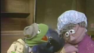 Sesame Street: Mother Hubbard Finds Her Dog a Bone | Kermit News