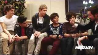 ~ Harry puts his hand on Louis' leg ~