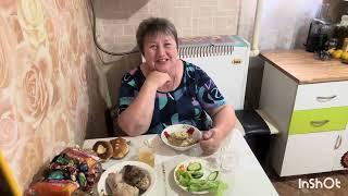 Мукбанг.Лапша на домашнем бульоне,мясо,огурчик и листья салата ,пирожки!#вкусно дома#мукбанг# вкусно