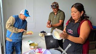 mi esposa sigue haciendo Tortillas Para darle de Comer alos invitados esto seba poner bueno