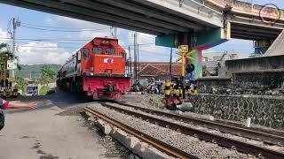 Menunggu KA Terpanjang di Indonesia di Perlintasan Jl. Gajah Mada Bandar Lampung