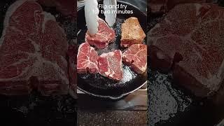 Pan-fried lamb chops, crispy on the outside and tender on the inside, tender and juicy