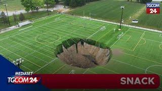 Illinois, voragine nel campo da football: il momento in cui il terreno collassa