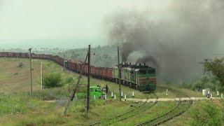 Двойная дымная тяга: тепловозы 2ТЭ10М+3ТЭ10М / Smoky double traction: locos 2TE10M-+3TE10M