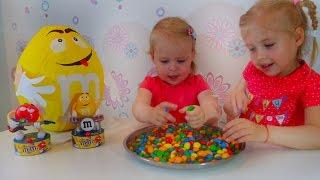 M&Ms в ГОСТЯХ У ВАРИ И НИКИ/ИГРАЕМ/УЧИМ ЦВЕТА