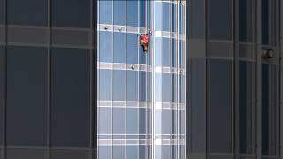 Climbing the tallest skyscraper on earth ! #climber #parkour