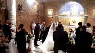 S'intrufola al matrimonio di sconosciuti e canta l'Ave Maria di Schubert: da brividi!