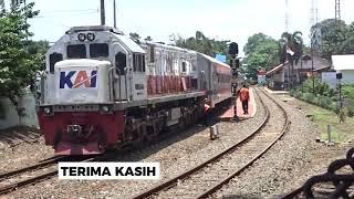 LOKOMOTIF CC 201 92 14 DISAMBUNG DENGAN GERBONG KERETA API LOKAL MERAK