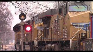 11/24/22 - UP ILDSM passes by "No Turn" railroad crossing sign