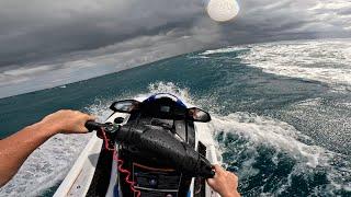 JET SKI DANS LES GROSSES VAGUES 