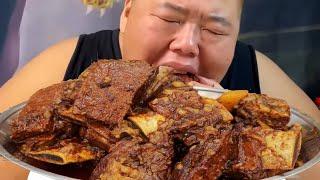 Monkey wants to eat garlic spareribs. The air fryer will come out in 20 minutes. The crisp skin and