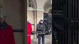 Armed police officer shuts down tourists heckling King's Guard