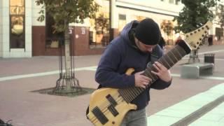 Уличный музыкант Василий Чернов и его 12-ти струнный бас Street Musician 12 string bass