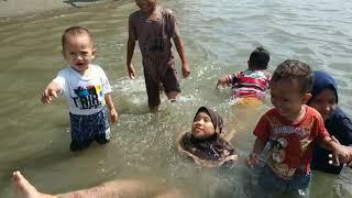 Baby Plays In the Beach - Bayi (Haziq) Bermain di Pantai