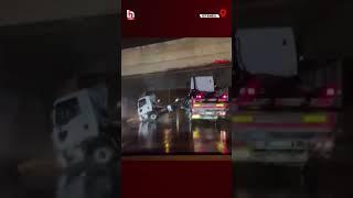 İstanbul Bakırköy'deki aynı üst geçide yine TIR çarptı; o anlar kamerada! #shorts