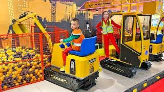 Kids challenge! Sofia and Max play with Cars on a Construction Site