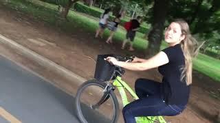 Aline e Tamires pedalando no Parque do Ibirapuera