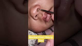 Membersihkan Kotoran Hidung Pada Bayi