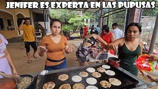 Jenifer es experta echando pupusas, mientras su hermana Melissa aun no puede.