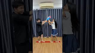 SH - Cuộc thi đập gối ai sẽ thắng || Hit the pillow battle #shorts