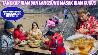 TANGKAP IKAN DIKOLAM DESA LALU PAWEIXUN MASAK IKAN BASS KUKUS YANG ENAK, SEMUA JADI LAHAP MAKAN