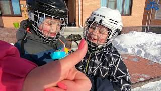 КРУТОЙ КАТОК дома: Кириллл и Филипп  играют в ХОККЕЙ и чистят снег/ kids hockey // KiFill boys