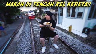 ⁠GOKIL!! KALI INI MAKAN DI TENGAH REL KERETA YANG MASIH AKTIF!!