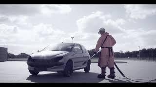 Cleaning a car with a 3000 bar power washer